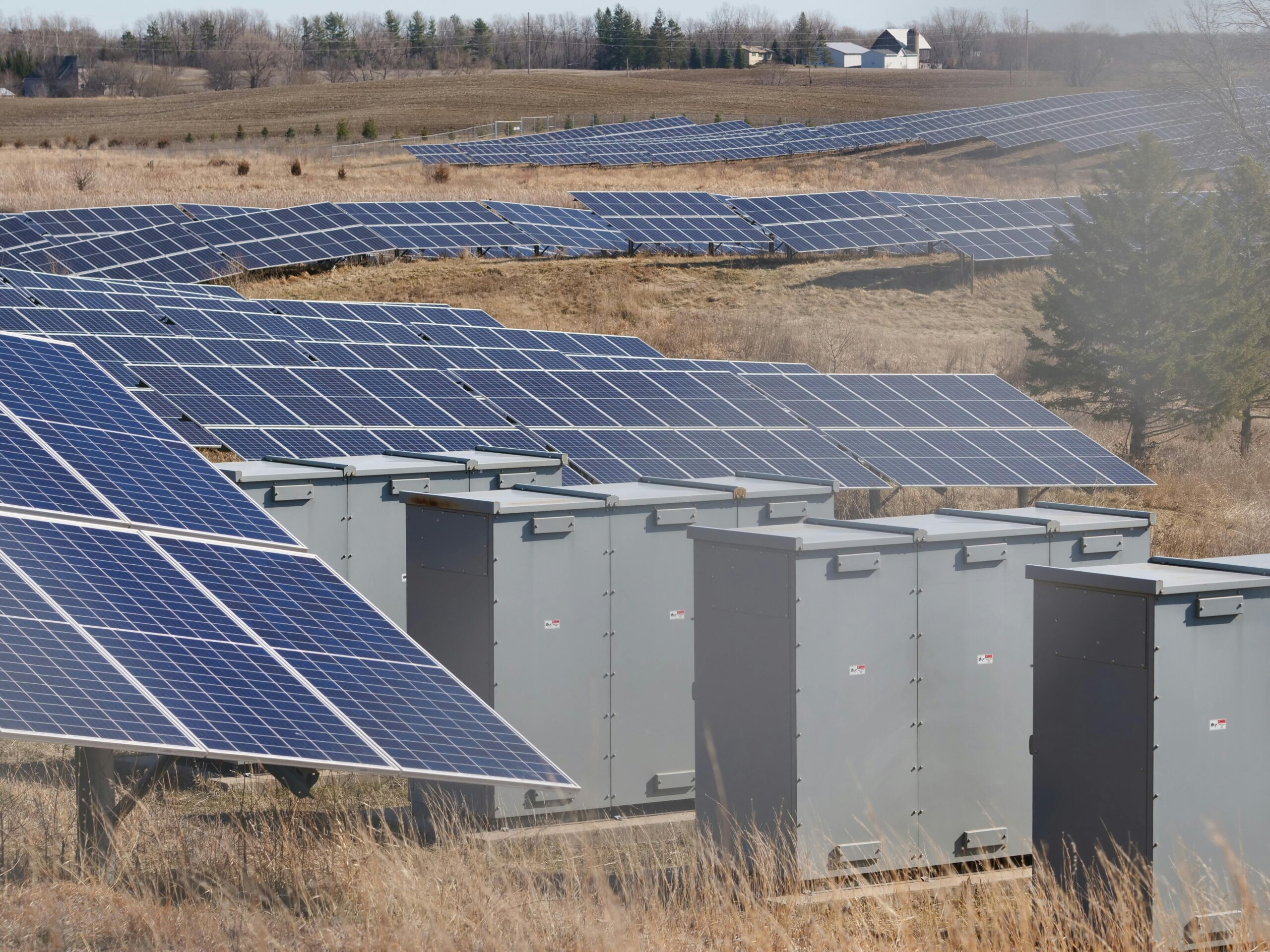 On-site batteries accelerate grid access for data center developers